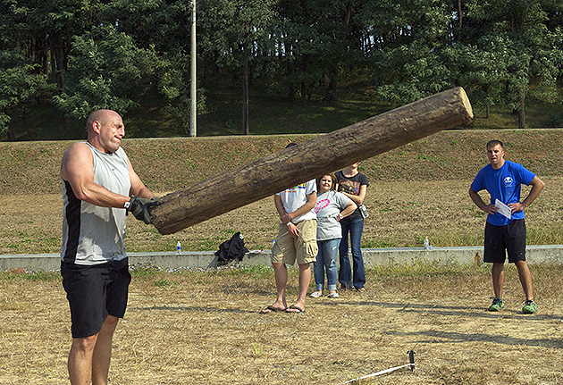 log tossing event