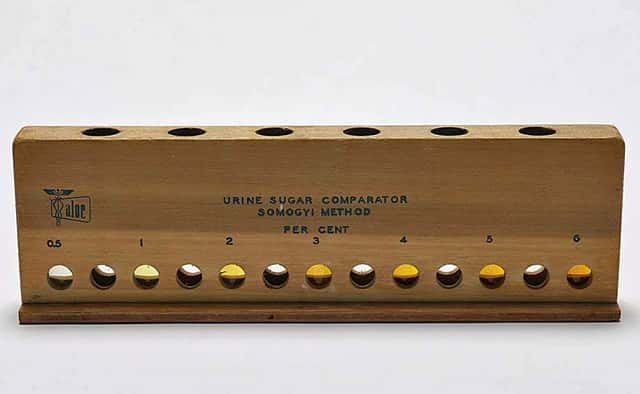 device for comparing urine color