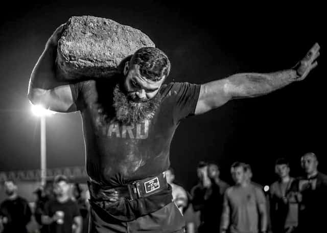 strongmen weight lift