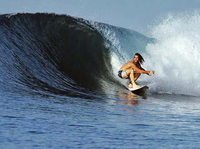 criouching surfer