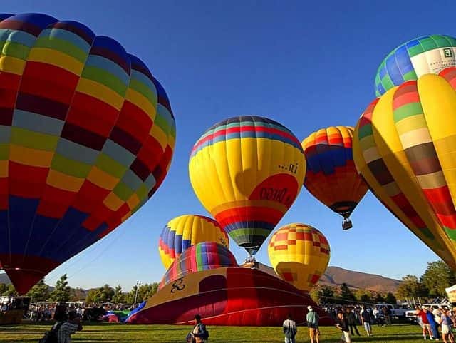 hot_air_balloons_on_ground.jpg (large)