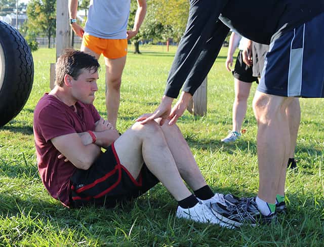 athlete performing curl up test
