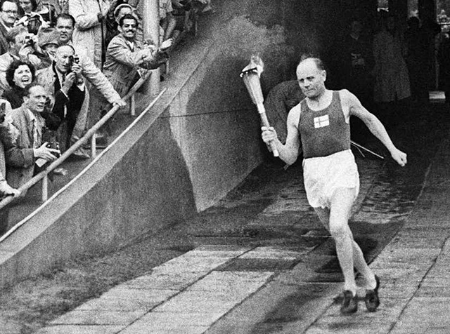 Paavo Nurmi entering the stadium with the Olympic flame in 1952