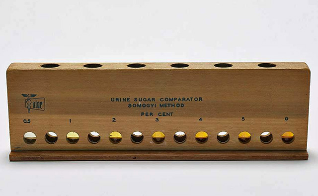 device for comparing urine color