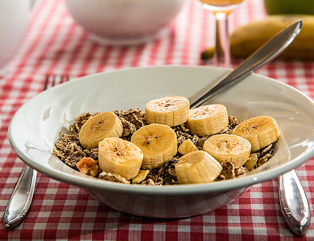 cereal and fruit is a great breakfast option