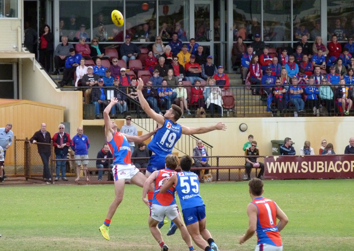 WAFL players going up in the ruck 