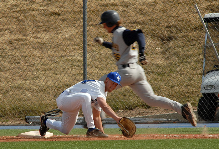 baseball sprint to first base