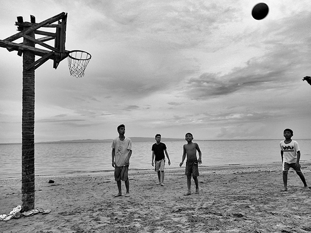 beach basketball game