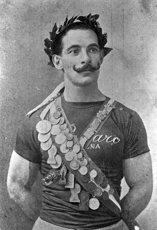 Alberto Braglia poserar stolt med sina många medaljer. I Stockholm 1912