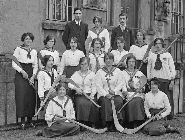 a Camogie team from 1915