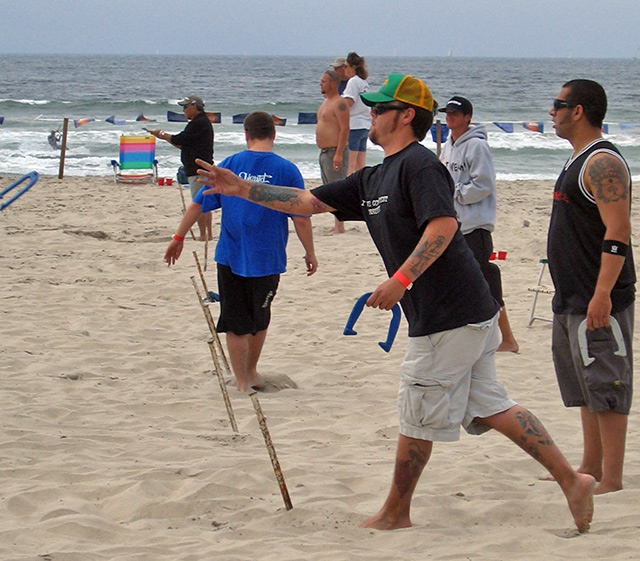 throwing horseshoes