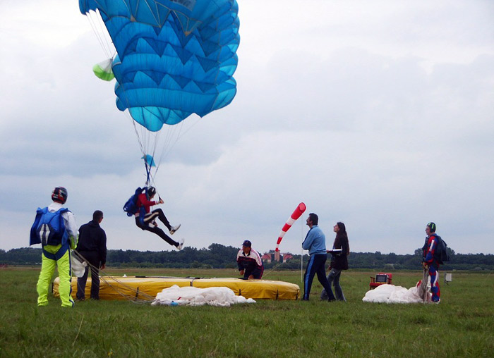 landing a parachute on target