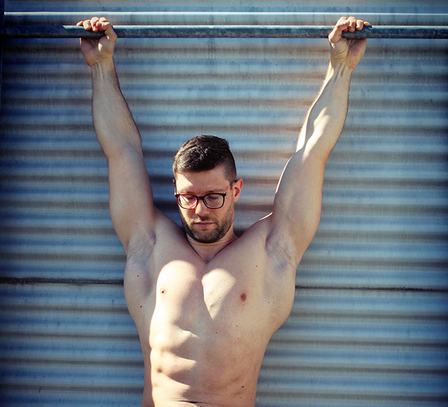 Athlete performing the extended arm hang test