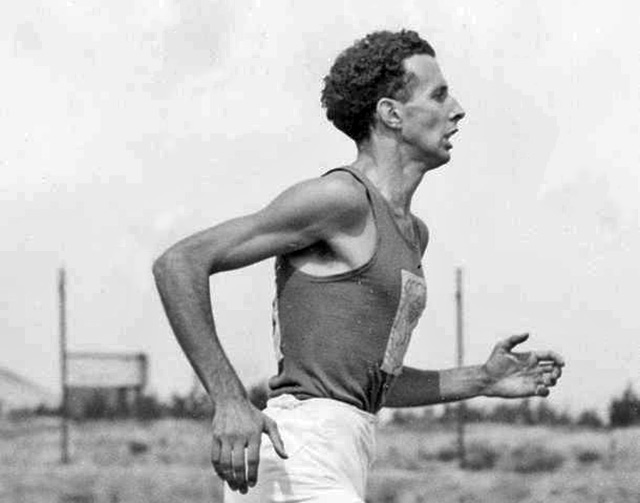 Australian runner John Landy, who came second to Roger Bannister in the Miracle Mile